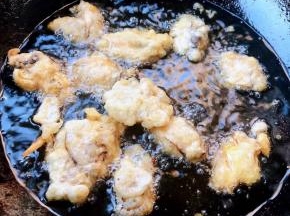 炸至生蚝漂浮上来成金黄色即可出锅