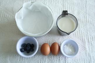 材料准备。酸奶建议用浓稠酸奶，成品不会水滋滋。蓝莓清洗干净用厨房纸巾擦干。