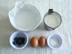 材料准备。酸奶建议用浓稠酸奶，成品不会水滋滋。蓝莓清洗干净用厨房纸巾擦干。
