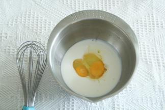 烤箱预热上下190度。酸奶倒入干净无水盆中，打入鸡蛋。