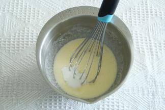 加入零卡糖和玉米淀粉。继续搅打均匀。