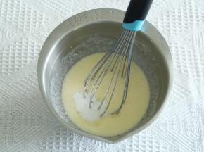 加入零卡糖和玉米淀粉。继续搅打均匀。