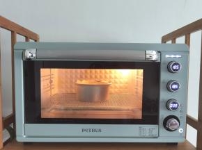 放入预热好的烤箱中层。185-190度，烤40分钟。烤的过程蛋糕会膨胀。