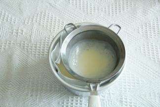 建议过滤入垫了油纸的模具中。均匀放上6颗蓝莓。