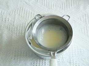 建议过滤入垫了油纸的模具中。均匀放上6颗蓝莓。