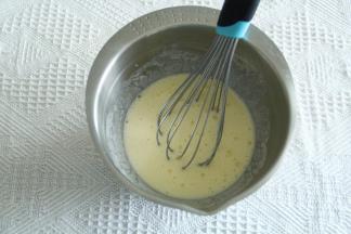 打蛋器搅打混合均匀。