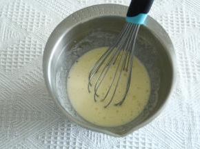 打蛋器搅打混合均匀。