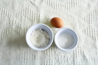 蛋糕胚部分材料准备，冷藏鸡蛋。