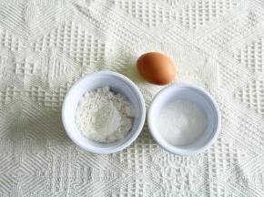 蛋糕胚部分材料准备，冷藏鸡蛋。