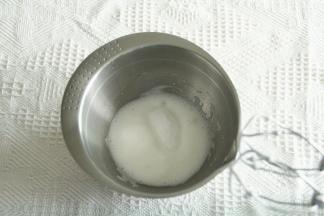 蛋黄蛋白分离。蛋白放入干净无水盆中，中速打发至鱼眼泡，加1/2糖，打至纹路，加入剩余的糖。