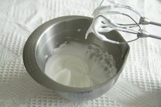 打到提起打蛋头小弯钩状态。低速整理气泡，盆边也要打到。