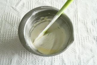 预热烤箱上下190度。筛入低粉。