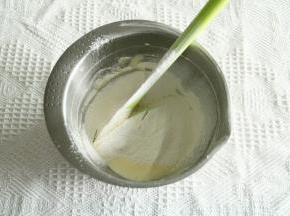 预热烤箱上下190度。筛入低粉。