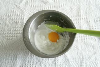 放入蛋黄，用刮刀切拌或者电动打蛋器，打几圈混合均匀。