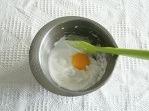 放入蛋黄，用刮刀切拌或者电动打蛋器，打几圈混合均匀。
