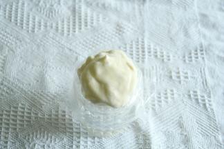 切拌、翻拌手法迅速拌匀。装入裱花袋。