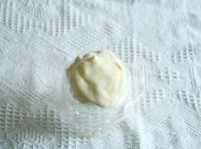 切拌、翻拌手法迅速拌匀。装入裱花袋。