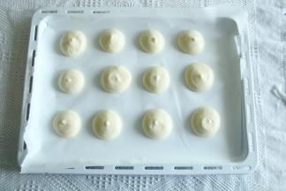 剪口挤入垫了油纸的烤盘中