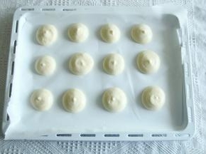 剪口挤入垫了油纸的烤盘中