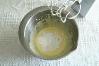 准备卡仕达酱。蛋黄加糖打发至微微发白。倒入玉米淀粉搅匀。