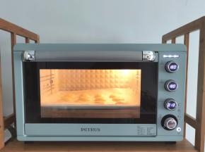 放入烤箱中层偏下，180度烤13分钟。烤完取出冷凉。