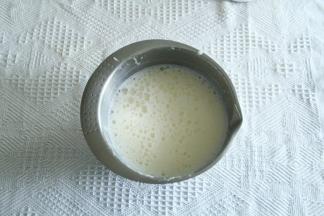 牛奶煮至基本沸腾，一边倒入蛋黄糊中，一边用电动打蛋器高度打匀。