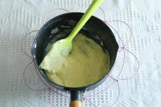 倒回不粘锅中，小火煮，边煮边搅拌至浓稠状态，离火冷凉。