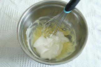 淡奶油中、高速打至纹路，还带流动的状态。倒入晾凉的糊中，搅匀成卡仕达酱，装入裱花袋。