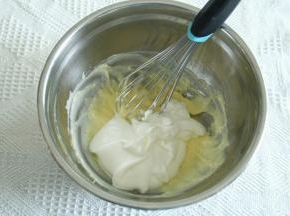 淡奶油中、高速打至纹路，还带流动的状态。倒入晾凉的糊中，搅匀成卡仕达酱，装入裱花袋。