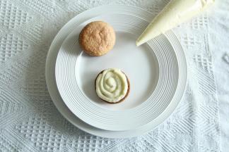 凉好的蛋糕胚上，挤上卡仕达酱，盖上一片蛋糕胚，就可以啦！