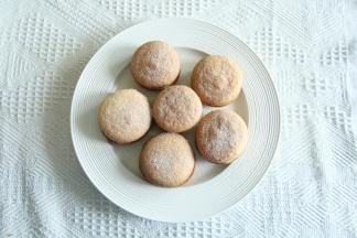 全部操作完成，撒上一层奶粉即可！
PS.这款蛋糕制作完成，建议密封冷藏，让蛋糕胚微微回潮，蛋糕体浸润吸收馅料的水分，口感更好！