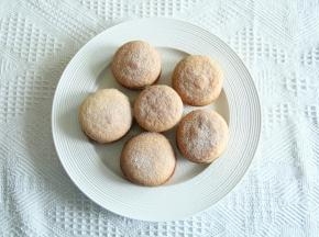 全部操作完成，撒上一层奶粉即可！
PS.这款蛋糕制作完成，建议密封冷藏，让蛋糕胚微微回潮，蛋糕体浸润吸收馅料的水分，口感更好！