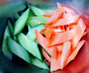 胡萝卜去皮洗净和黄瓜切成马蹄片