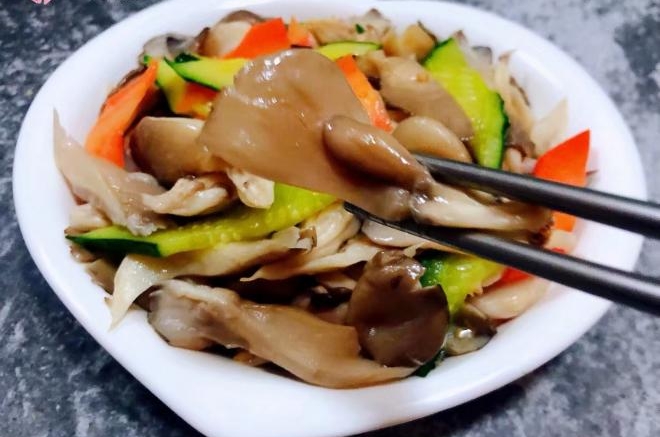 黄瓜胡萝卜炒平菇