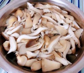 焯好水的平菇立即放入冷水中过凉