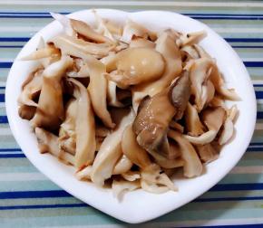 处理好的平菇沥干水份放入盘中备用