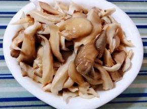 处理好的平菇沥干水份放入盘中备用