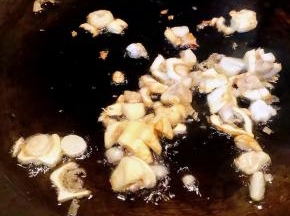 锅中倒入底油加热放入蒜粒爆香