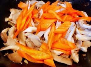 放入胡萝卜炒至变色断生