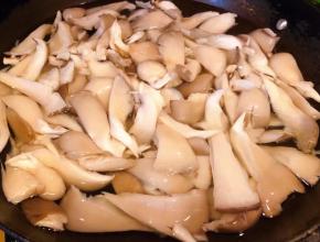 平菇摘去根蒂洗净沥干水份掰成小朵锅中烧开水放入平菇焯水断生