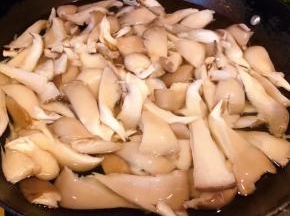 平菇摘去根蒂洗净沥干水份掰成小朵锅中烧开水放入平菇焯水断生