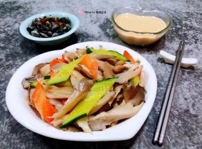 混搭碳酸酸奶和泥螺一起吃别有一番滋味