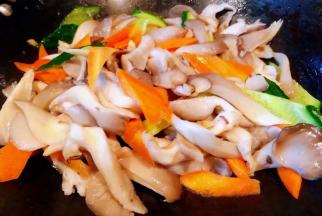 炒至食材完全入味即可出锅享用