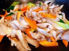 炒至食材完全入味即可出锅享用