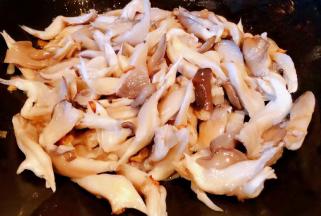 放入平菇大火快速翻炒均匀