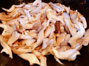放入平菇大火快速翻炒均匀