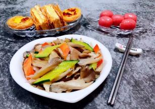 美味可口的素炒平菇装入盘中就大功告成了