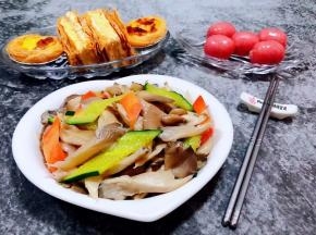 美味可口的素炒平菇装入盘中就大功告成了