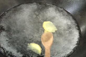 加入胡椒粉，煮沸