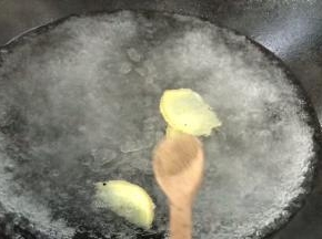 加入胡椒粉，煮沸